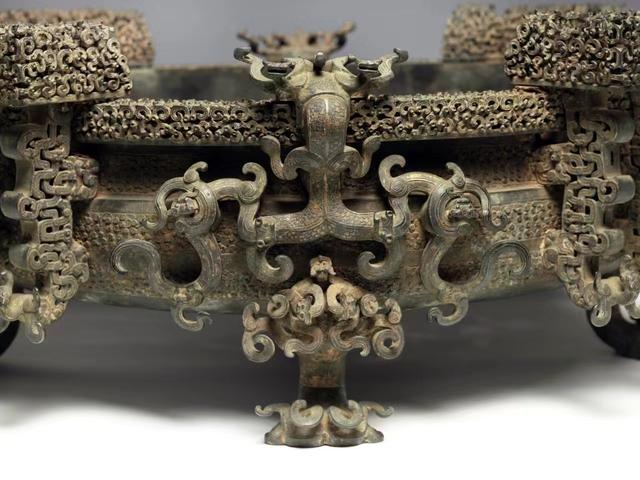 曾侯乙尊盘的盘口沿龙形附饰(湖北省博物馆供图)