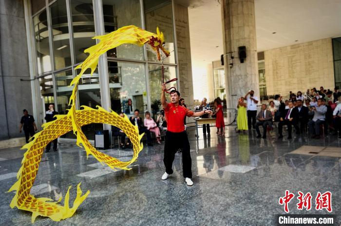 　　当地时间2月9日，巴西圣保罗，中巴国旗升旗仪式上，坎皮纳斯州立大学孔子学院汉语教师表演彩带龙。记者林春茵摄