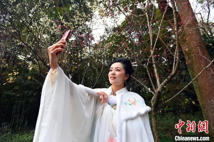 身着古装的游客在成都杜甫草堂拍照留念。记者安源 摄