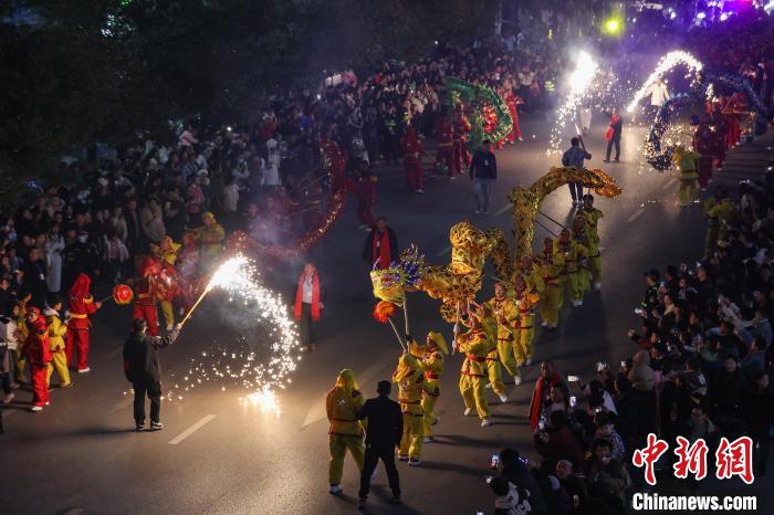 （新春走基层）贵州务川“龙腾仡佬”新春巡游热闹非凡