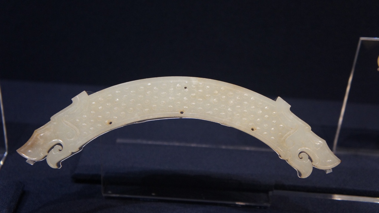 图为玉文化催生龙文化的实物见证:战国双龙首形玉璜,玉璜代表天地沟通