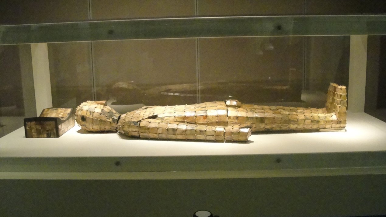 图为河北定州市八角廊村出土汉代金缕玉衣