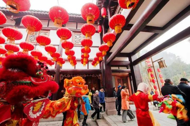 逛异地庙会,看"村晚"等新年俗渐多 您的过年方式变了吗?