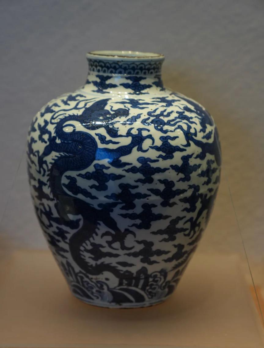 元霁蓝釉白龙纹梅瓶(扬州博物馆供图)