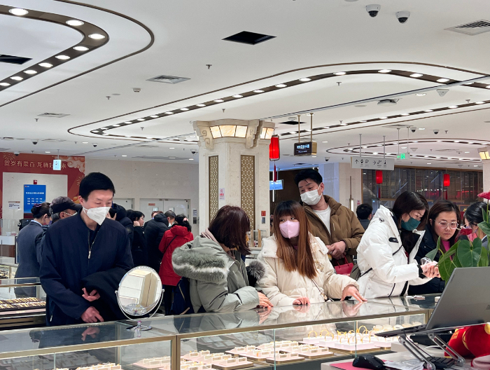 图为消费者在北京菜百购买黄金饰品。（中国商报 记者 彭婷婷/摄）