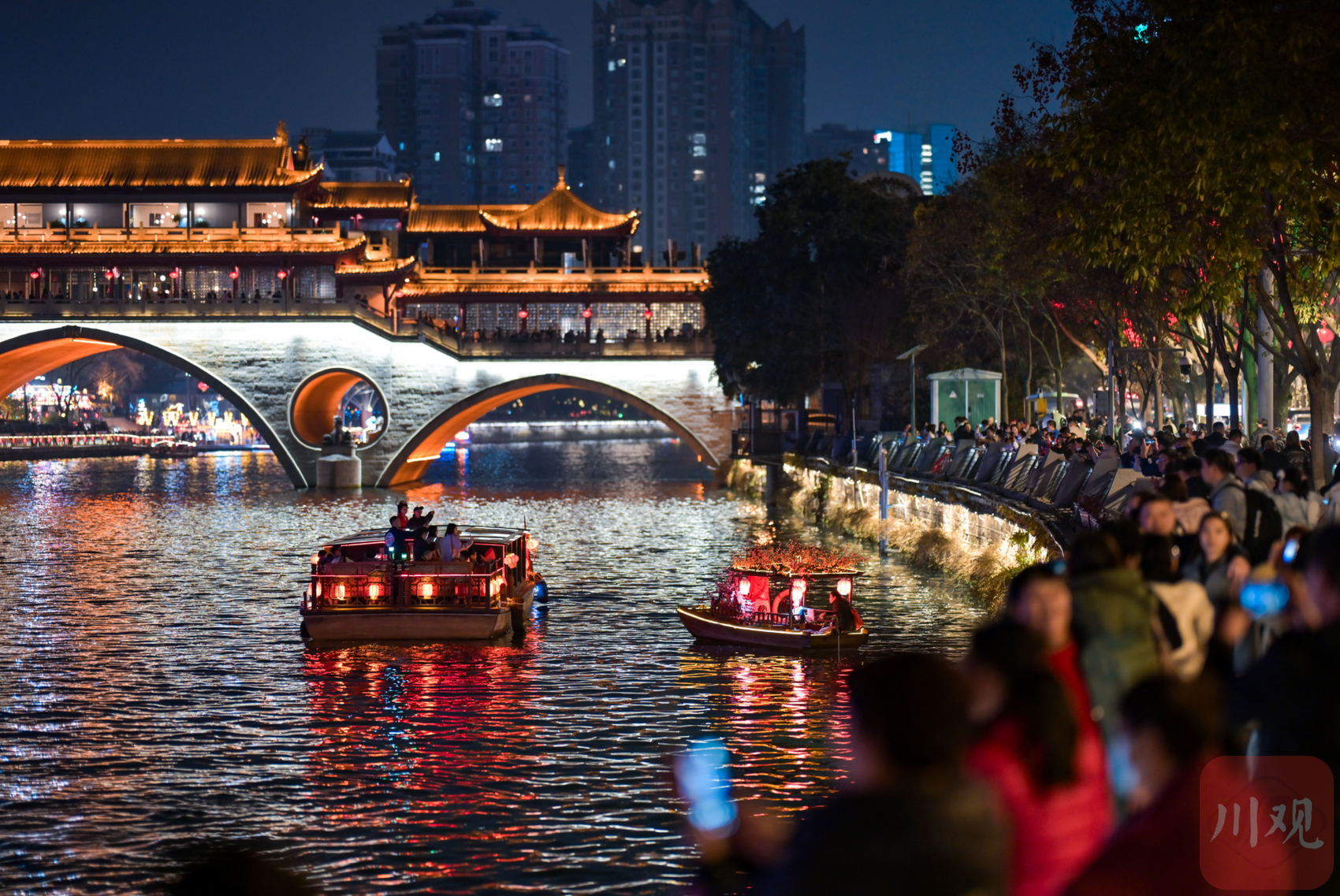 c视频|夜游锦江  看烟火气的新年成都
