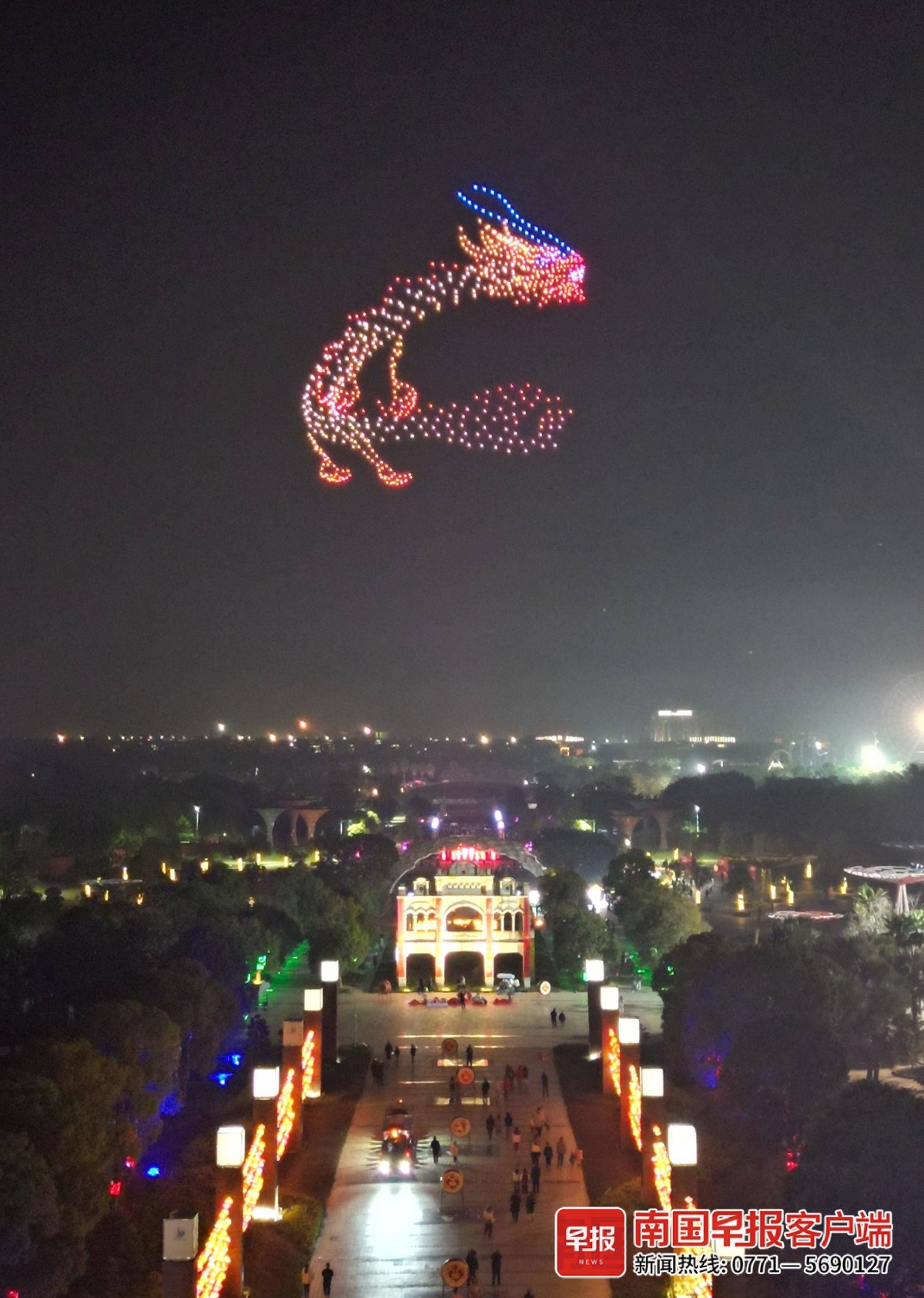 800架无人机排成一条神龙.