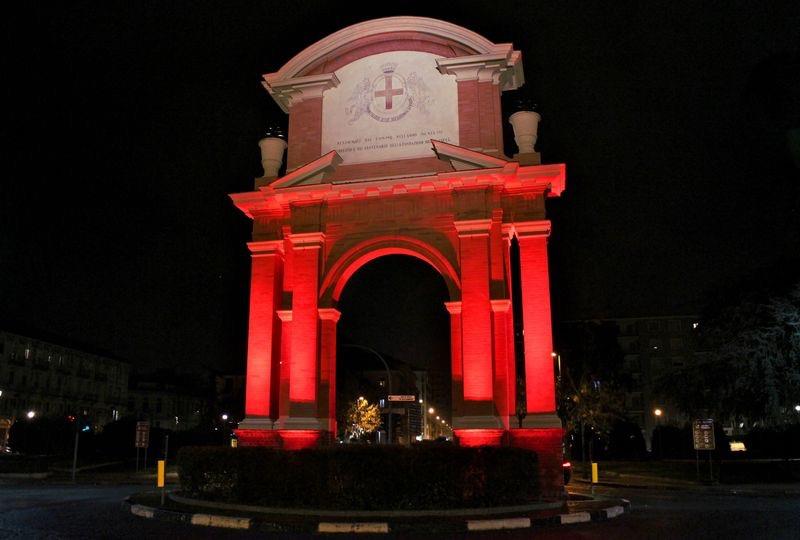 皮埃蒙特大区阿莱桑德里亚市地标建筑凯旋门点亮中国红