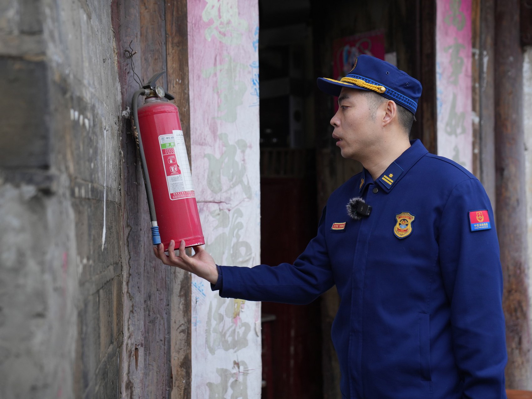 安装压力表检测,查看检查记录表,让景点安全员装卸消防水带……走进