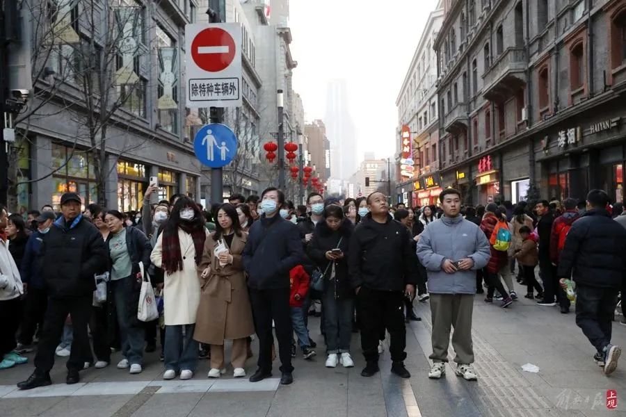 从南京路步行街走向外滩的游客，有序排队等候通行指令。