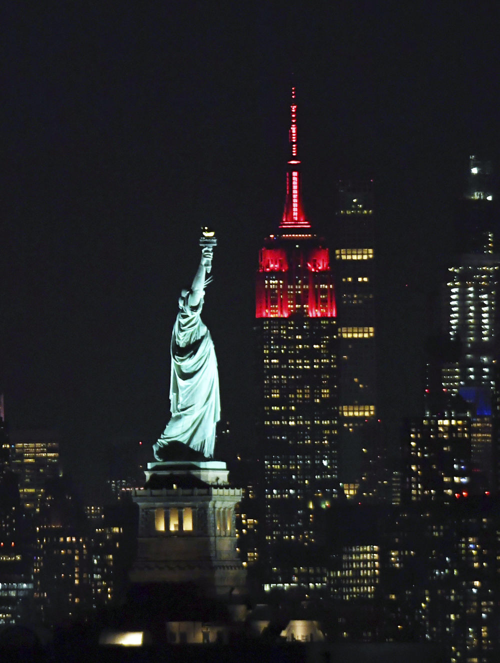 2月8日晚,美国纽约帝国大厦亮起中国春节主题灯光