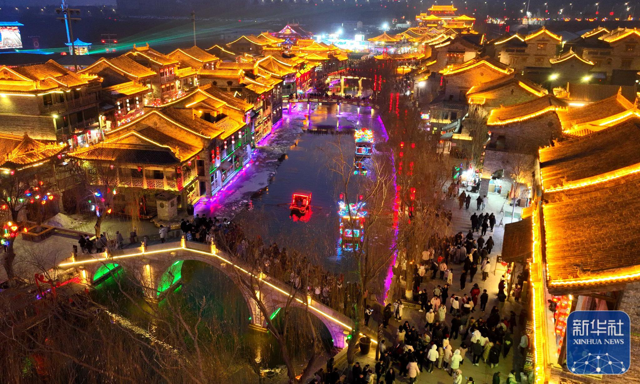 2月10日,游客在河北省石家庄市鹿泉区龙泉古镇参观游览(无人机照片).