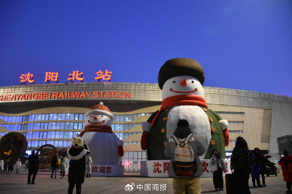 沈阳北站北广场的大雪人吸引游客驻足拍照.