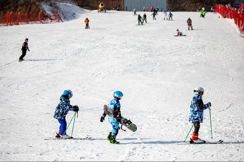 在涞源七山滑雪场,众多滑雪爱好者体验冰雪.