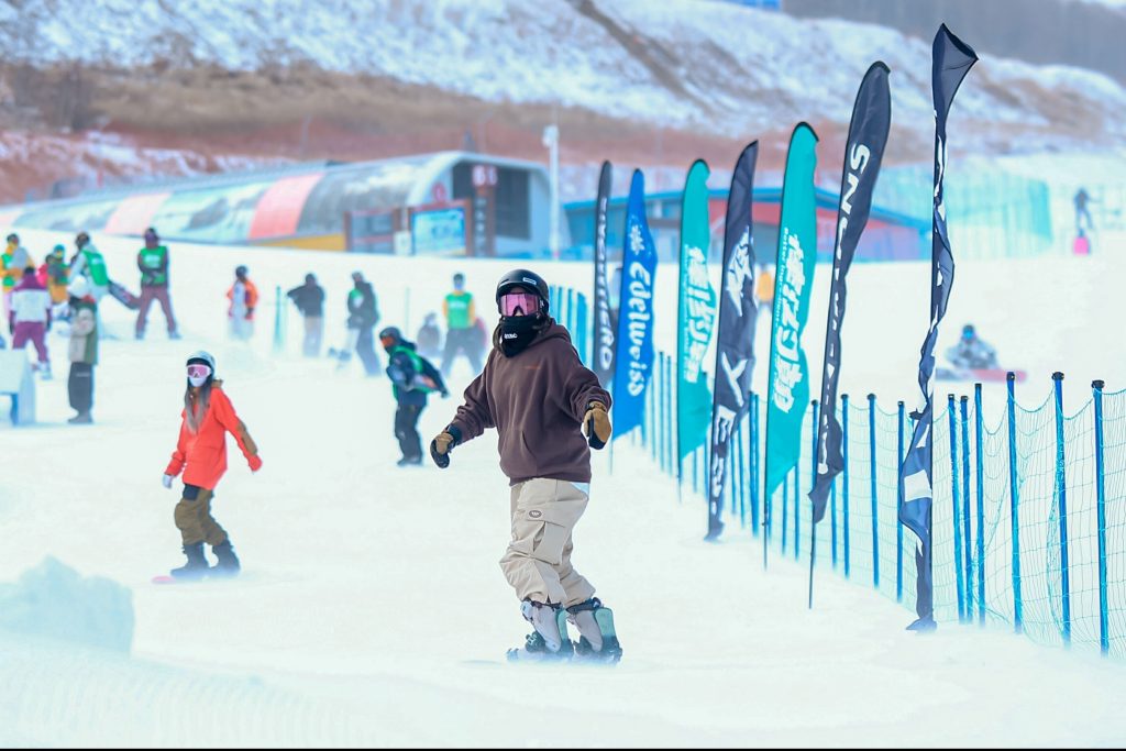 冬奥赛道云顶滑雪公园位于张家口市崇礼区的国家跳台滑雪中心雪如意