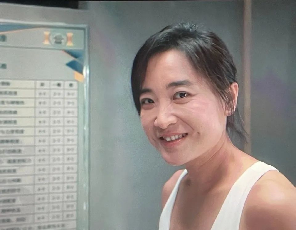 剧照里的贾玲瘦得让观众有些陌生,只有笑起来的梨涡,提醒我们她还是