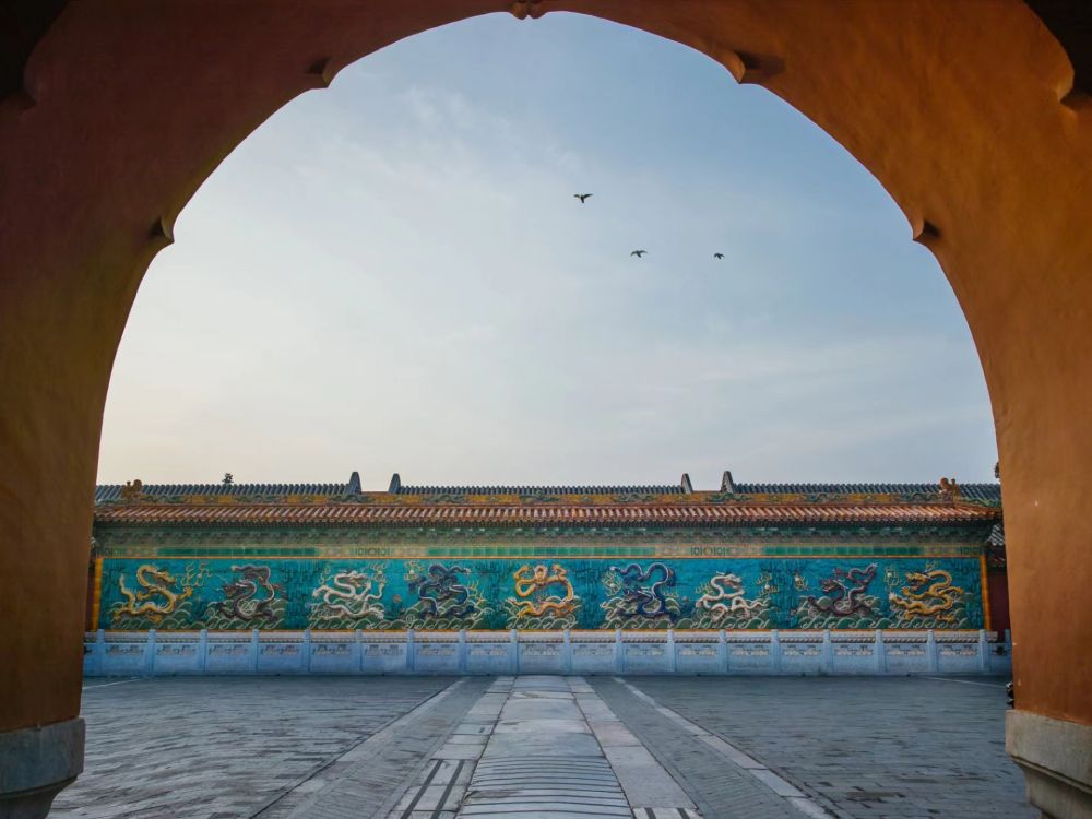 从故宫皇极门内看九龙壁(故宫博物院供图)