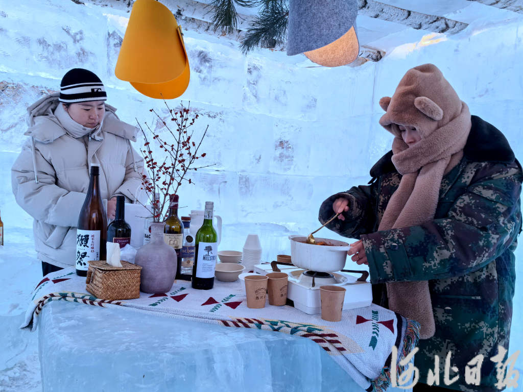 1月11日,泡完温泉后游客在热河谷温泉度假区冰屋内制作美食.
