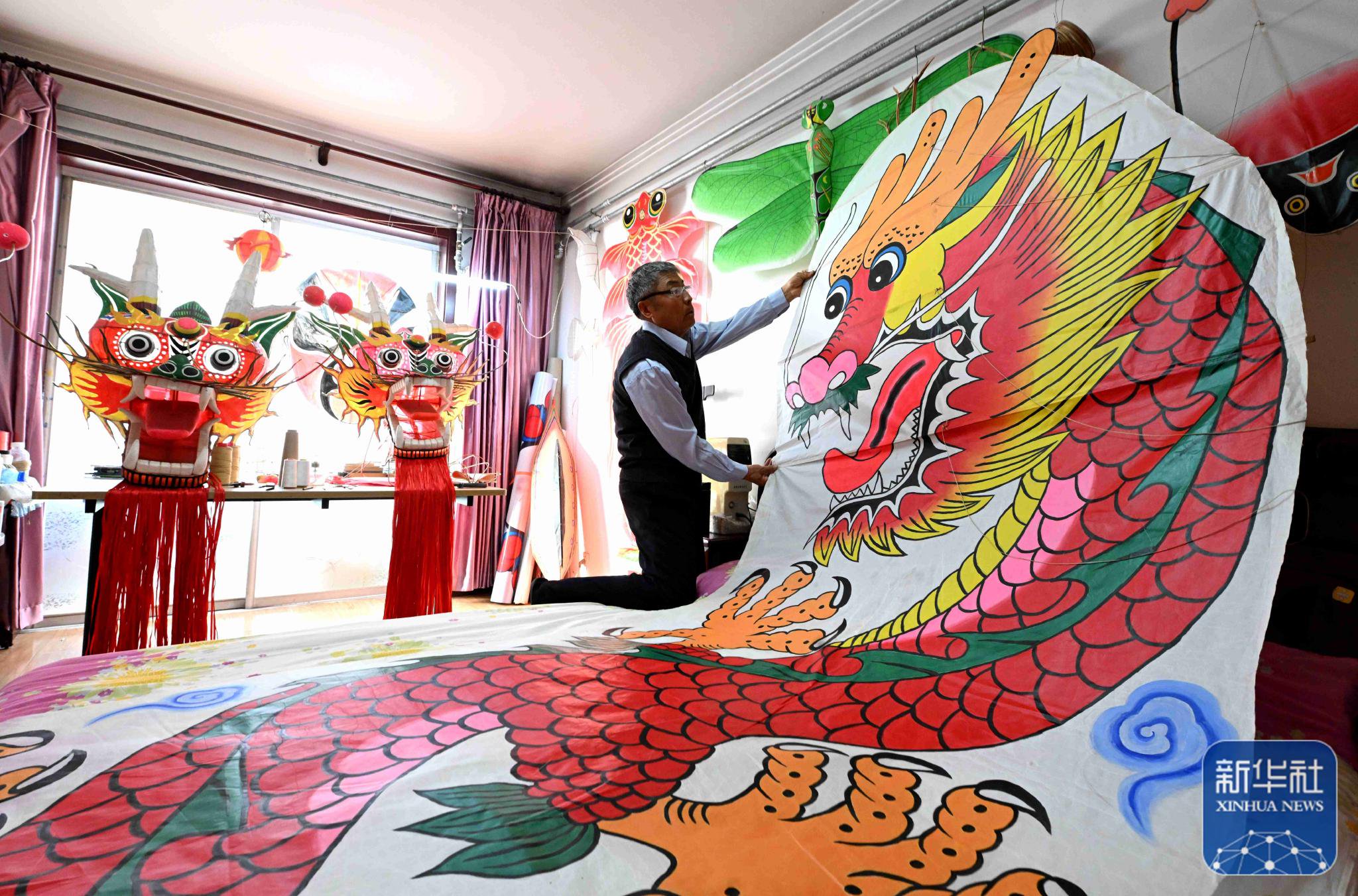 2月12日,石家庄市传统风筝制作艺人王彦州在家中制作风筝龙.