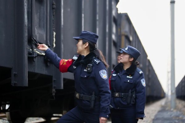 在师父曹江妹（左）的悉心教导下，薛孟瑶正在快速适应铁路民警工作。(图片由通讯员刘征提供)