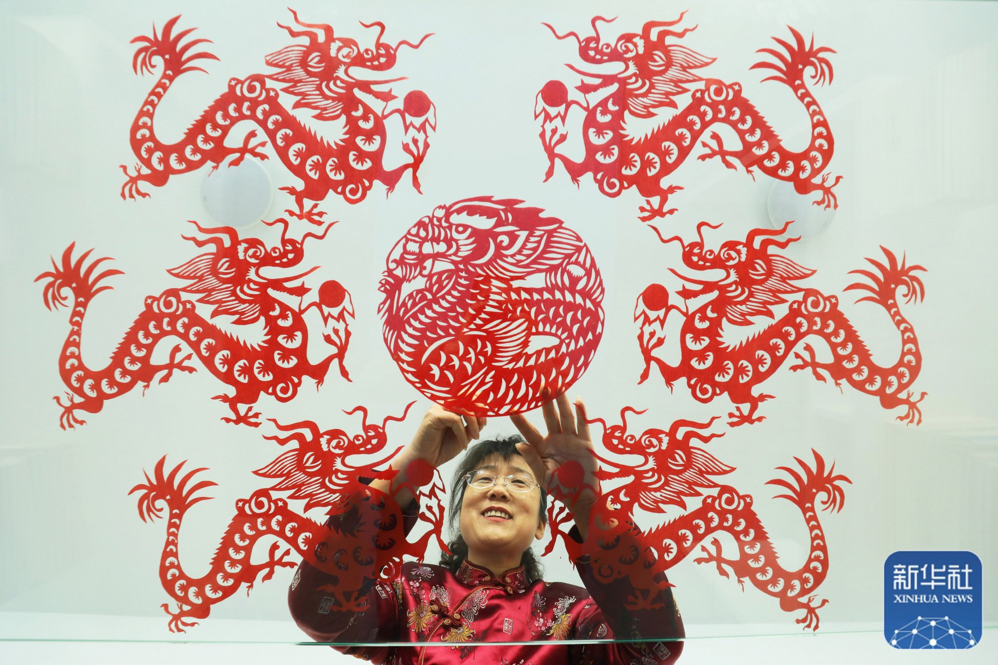 2月12日,河北省唐山市丰润区剪纸艺人葛英在创作生肖龙剪纸作品.