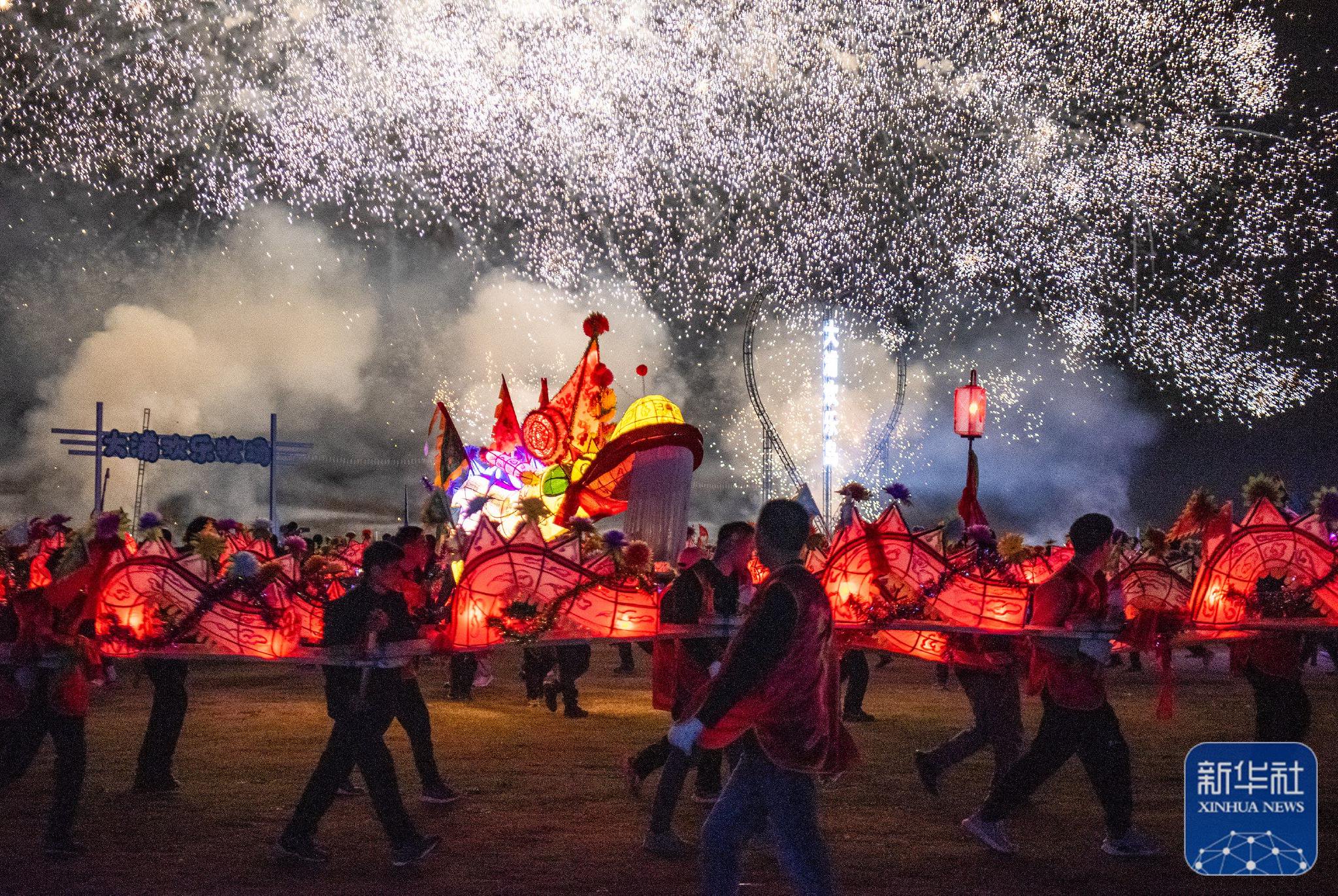 2月11日,在安徽省芜湖市南陵县许镇镇大浦乡村世界,游人欣赏龙灯非遗