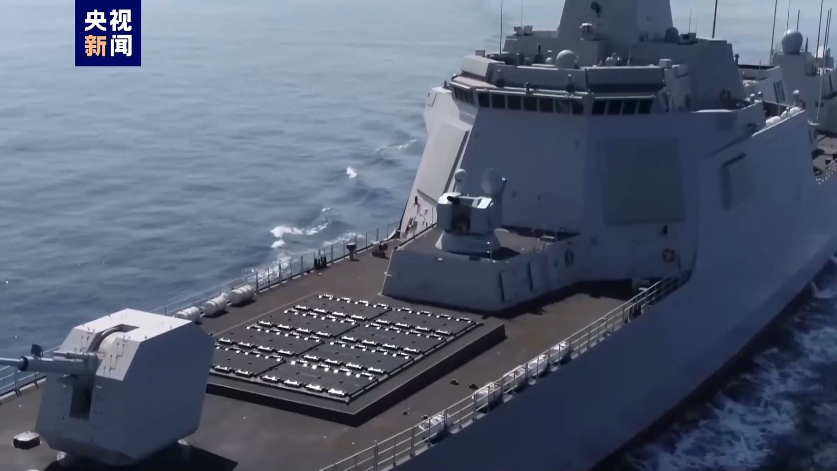 与此同时,延安舰发现海上可疑目标,实施模拟导弹对海攻击.