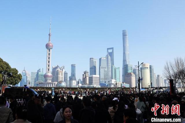 春节期间,上海外滩吸引了众多游客前来打卡.中新网记者 汤彦俊 摄