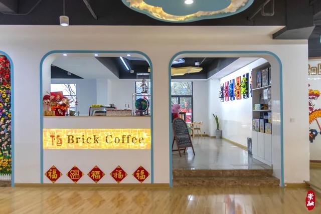 咖啡店的布置也别出心裁,一整面墙的崇明岛地图,葫芦娃(11.000,0.