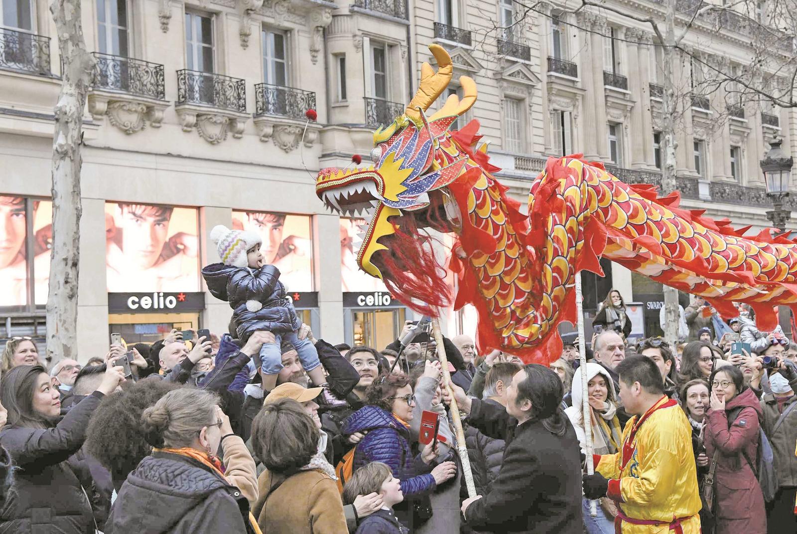 法国巴黎香榭丽舍大街举办舞狮活动 视觉中国 供图