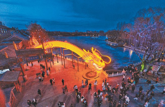 春节期间,荷花市场的"蛟龙出海"主题景观点亮什刹海畔,吸引众多市民