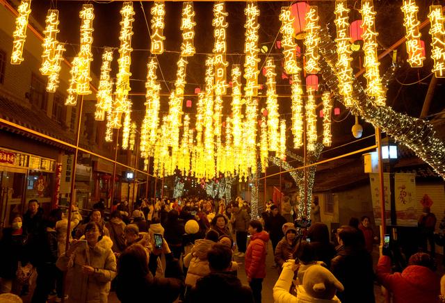 2月11日，游客在北京厂甸庙会上赏灯。新华社发（王毓国 摄）