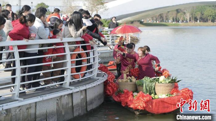 （新春走基层）广州水上新春集市年味浓 民众沉浸体验水乡民俗