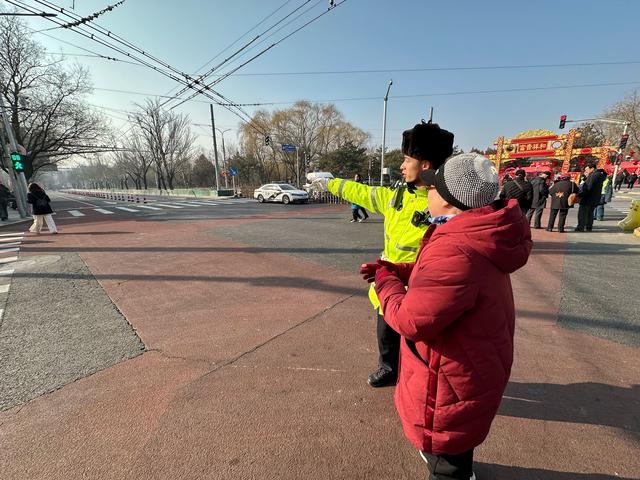 和平里西街上,交管部门规划了居民车辆进入雍和家园小区的专属通道