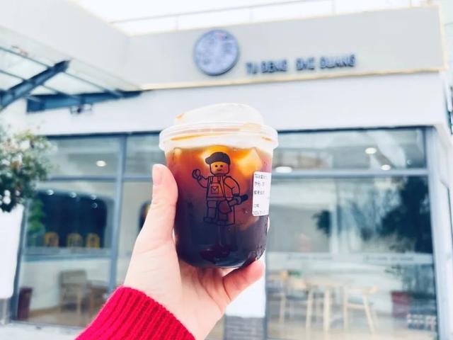 咖啡店的布置也别出心裁,一整面墙的崇明岛地图,葫芦娃(11.000,0.
