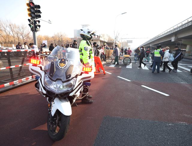 交管部门还在现场安排了铁骑交警备勤. 新京报记者 王贵彬 摄