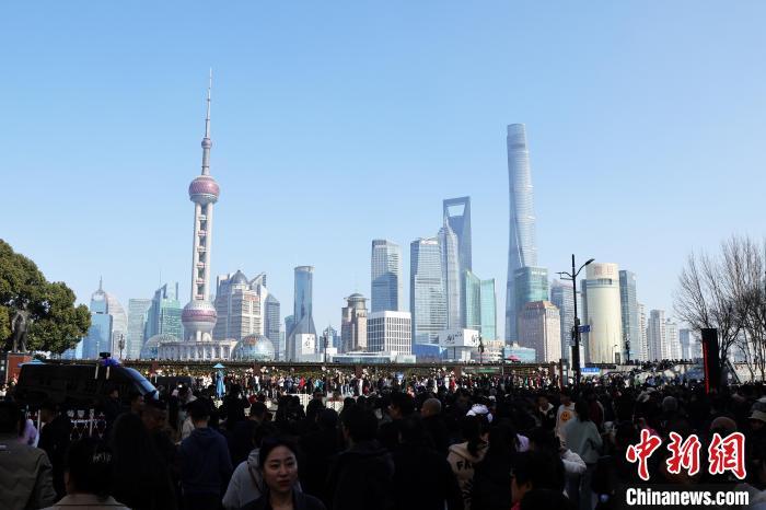 春节期间,上海外滩吸引了众多游客前来打卡.中新网记者 汤彦俊 摄