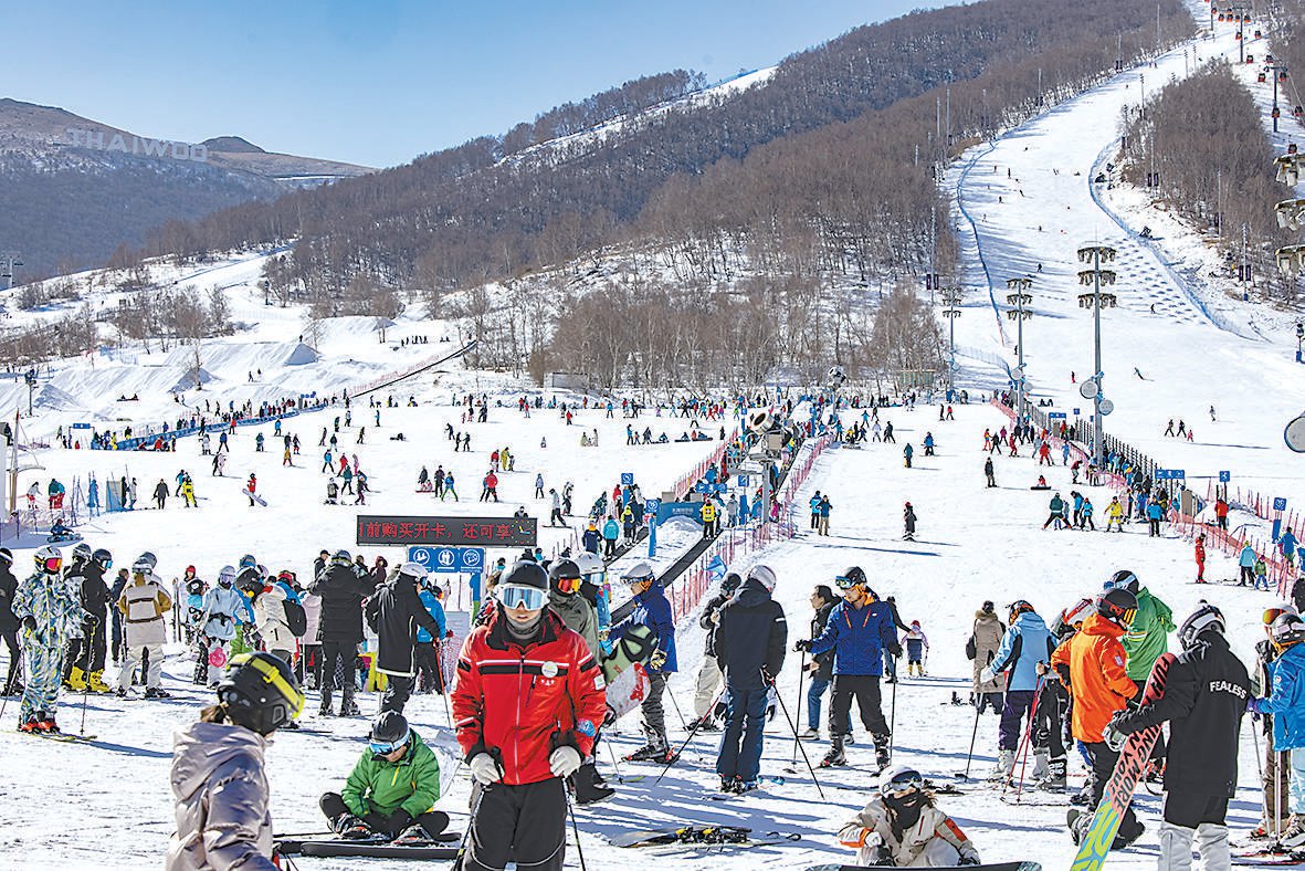 春节期间,太舞滑雪小镇热闹非凡.李云龙摄