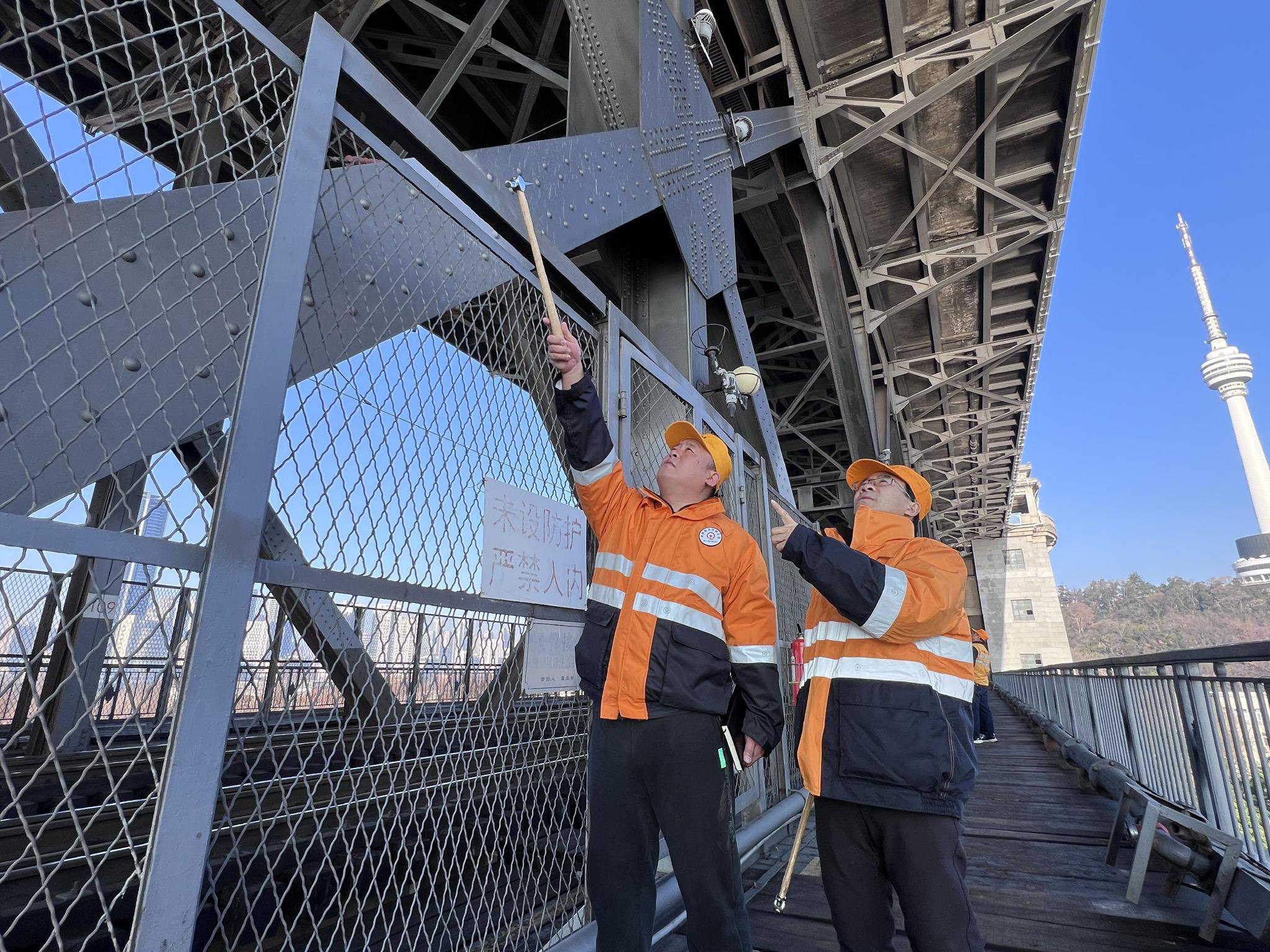 武汉长江大桥桥梁车间员工陈卿明(左),赵福武在武汉长江大桥上巡检