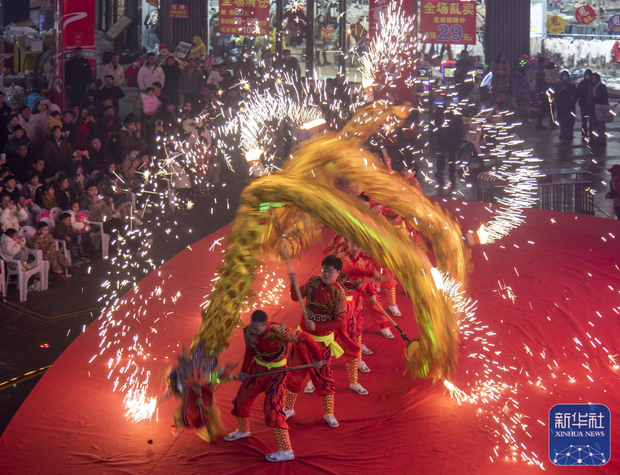 2月11日,安徽省宿州市砀山县举行传统舞火龙表演,欢庆新春佳节.