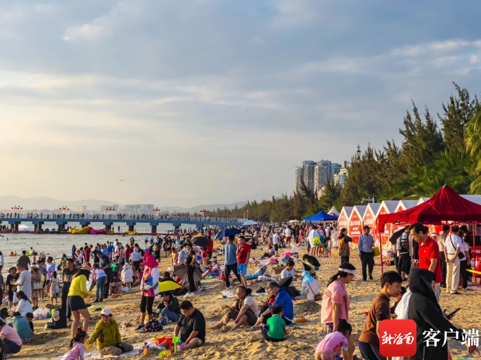 三亚湾人山人海.天涯区委宣传部供图