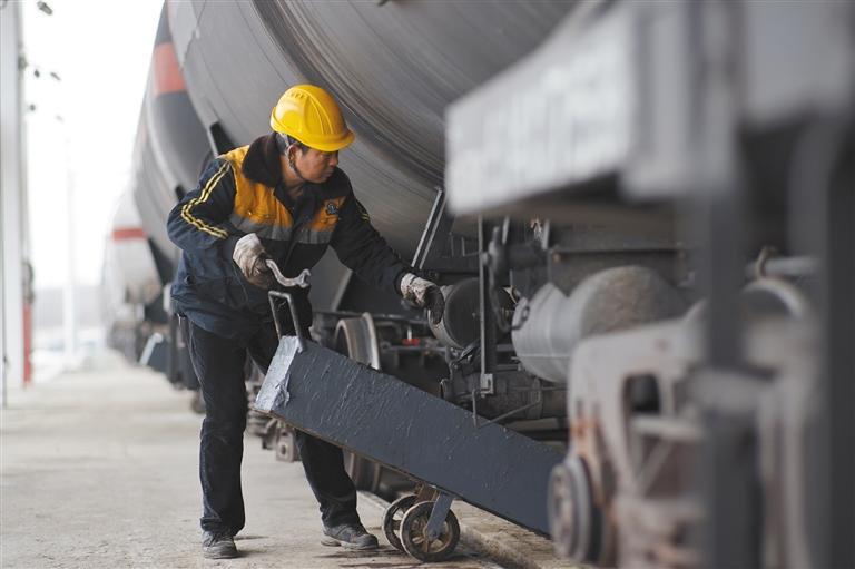 新春走基层丨洗罐工:职业超"冷" 作业超"热"|董斌