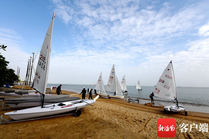 2月13日,海口国家帆船帆板训练基地,运动员准备下水训练.