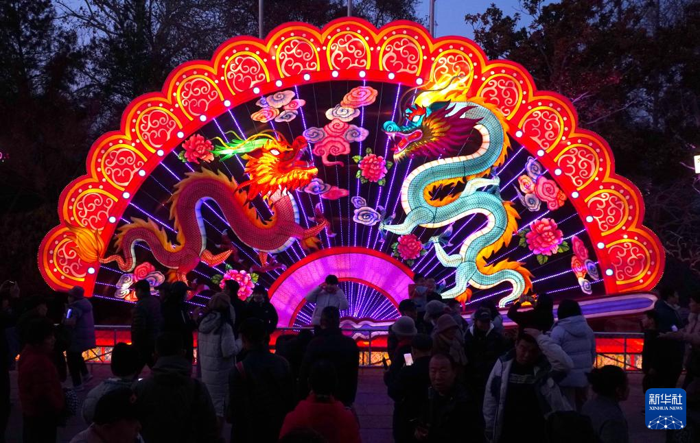 2月11日晚,人们在济南市趵突泉公园观赏花灯.