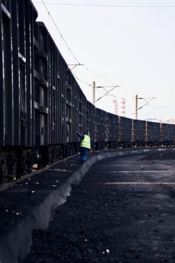满载煤炭的火车从山西大同驶入秦皇岛。(图片由通讯员刘征提供)