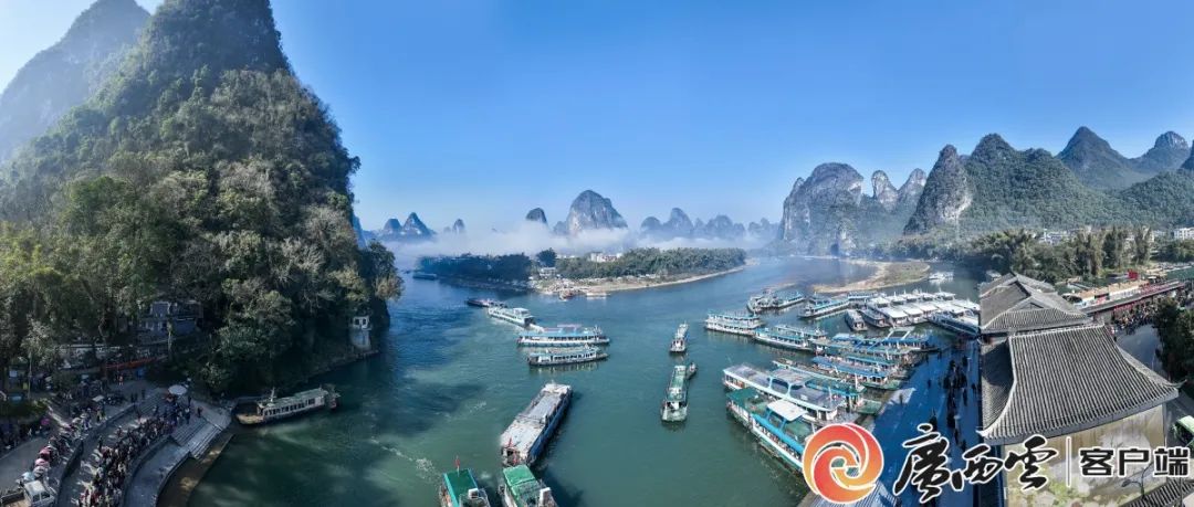 2月11日,桂林市漓江阳朔县兴坪古镇段,游客乘坐竹筏,游船游览,乐享