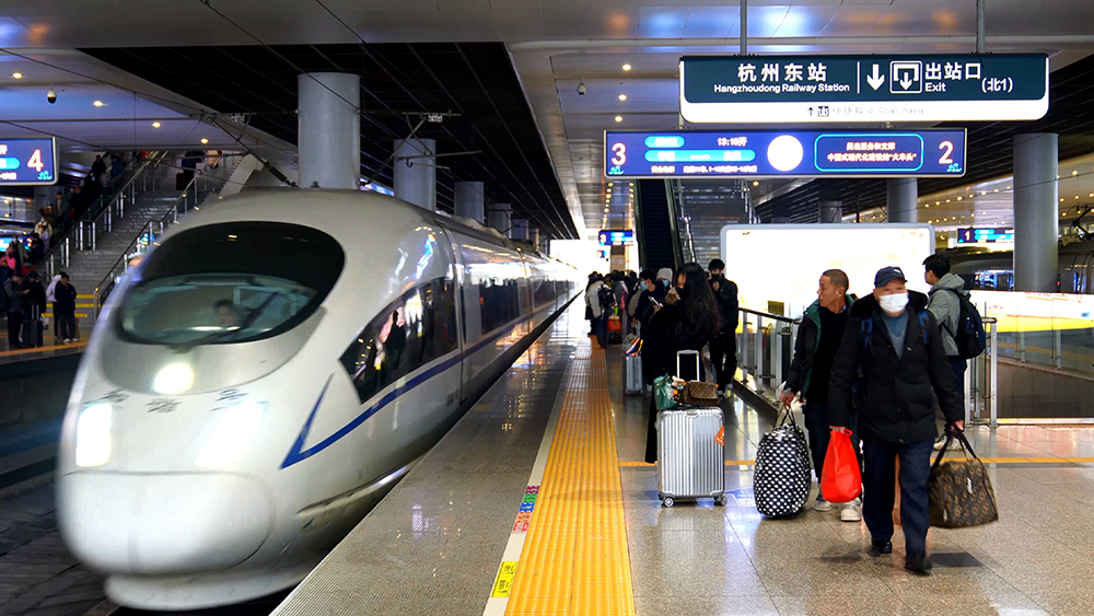 旅客在上海虹桥站站台等候上车。祝泰朗  摄