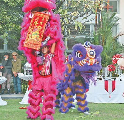 泰国国家美术馆日前举行舞狮表演。记者 白元琪 摄