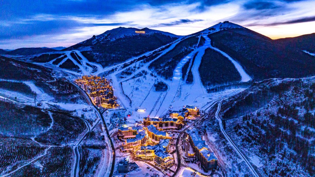 2023年12月22日,崇礼太舞滑雪小镇俯瞰(无人机照片).受访单位供图