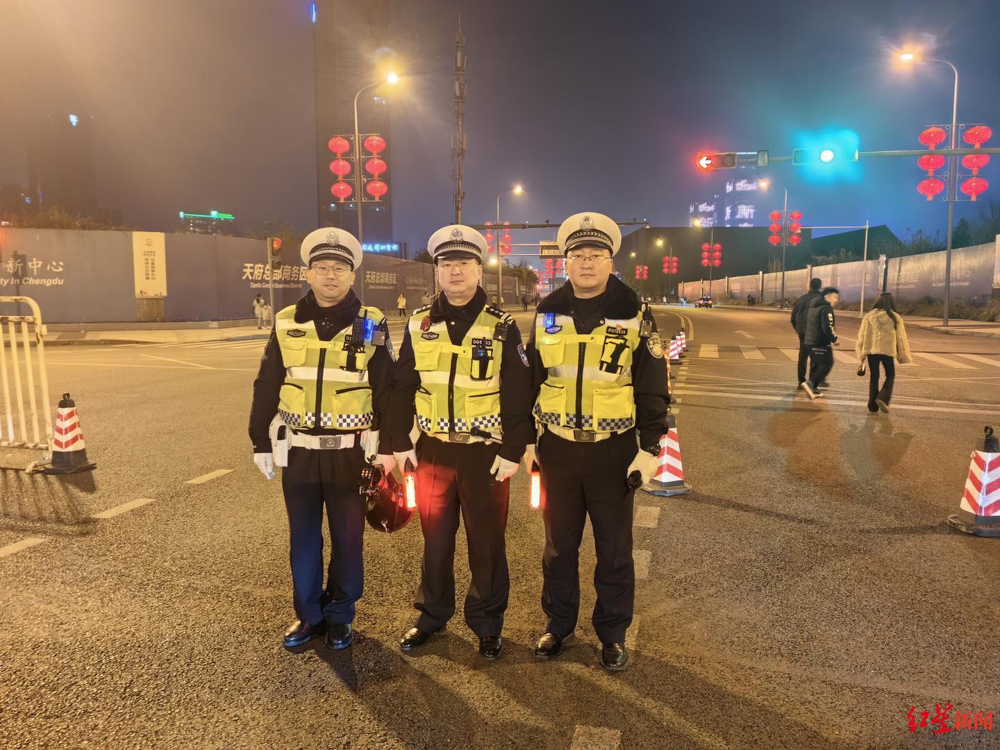 成都这群人为平安春节保驾护航|春节|成都市|交警_新浪科技_新浪网